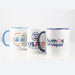 imagen de regalos corporativos, especificamente tazas con logos