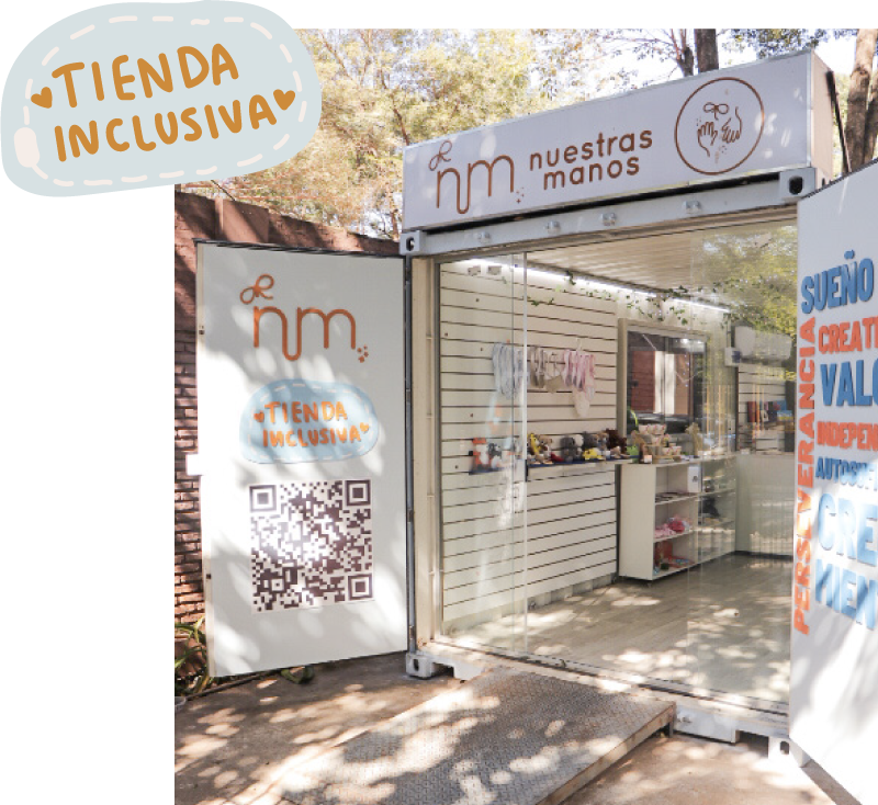 el interior de la tienda Nuestras Manos, un contenedor reformado