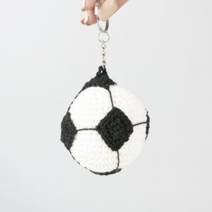 Llavero de Crochet con forma de pelota de fútbol clásica blanca y negra