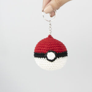 Llavero de Crochet con forma de pokebola redonda mitad roja y blanca