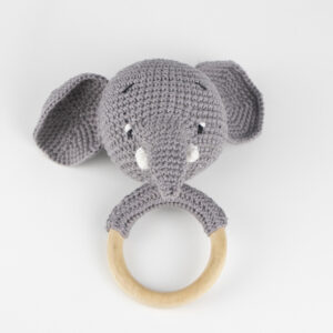 Sonajero de Crochet con agarradera de madera con rostro de elefante color gris con colmillos blancos