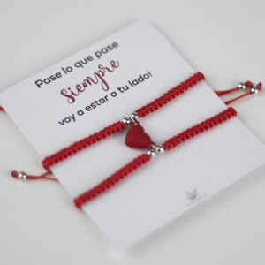 2 Pulseras de macramé color rojo con dije de corazón a la mitad cada pulsera con imán