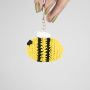 Llavero de crochet con forma de abeja color amarilla y 2 franjas en el centro color negro