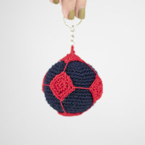 Llavero de Crochet con forma de pelota de futbol color rojo con cuadros negros