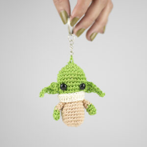 Llavero de Crochet con forma de baby yoda color verde y ropa beige