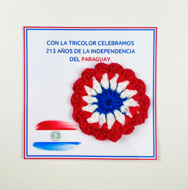 Escarapela Tricolor hecha de crochet, con tarjeta tematica de festividades patrias