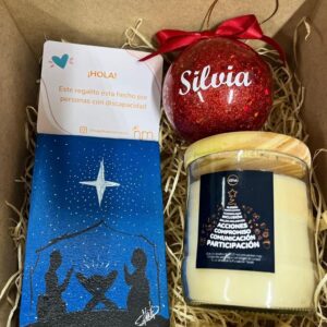 Kit pura navidad que incluye una vela aromatica, un cuadro con tematicá de pesebre y una esfera personalizada