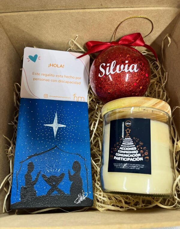 Kit pura navidad que incluye una vela aromatica, un cuadro con tematicá de pesebre y una esfera personalizada